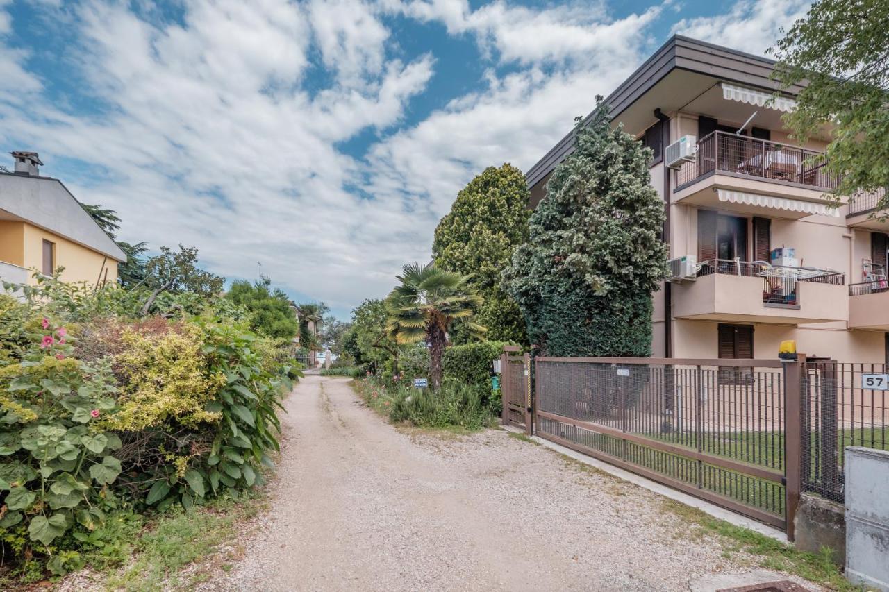 Casa Lugana 15 - Monolocale Con Piscina Fronte Lago Sirmione Bagian luar foto