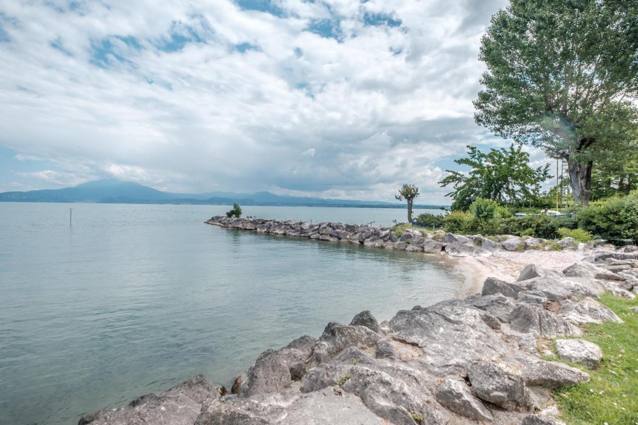 Casa Lugana 15 - Monolocale Con Piscina Fronte Lago Sirmione Bagian luar foto