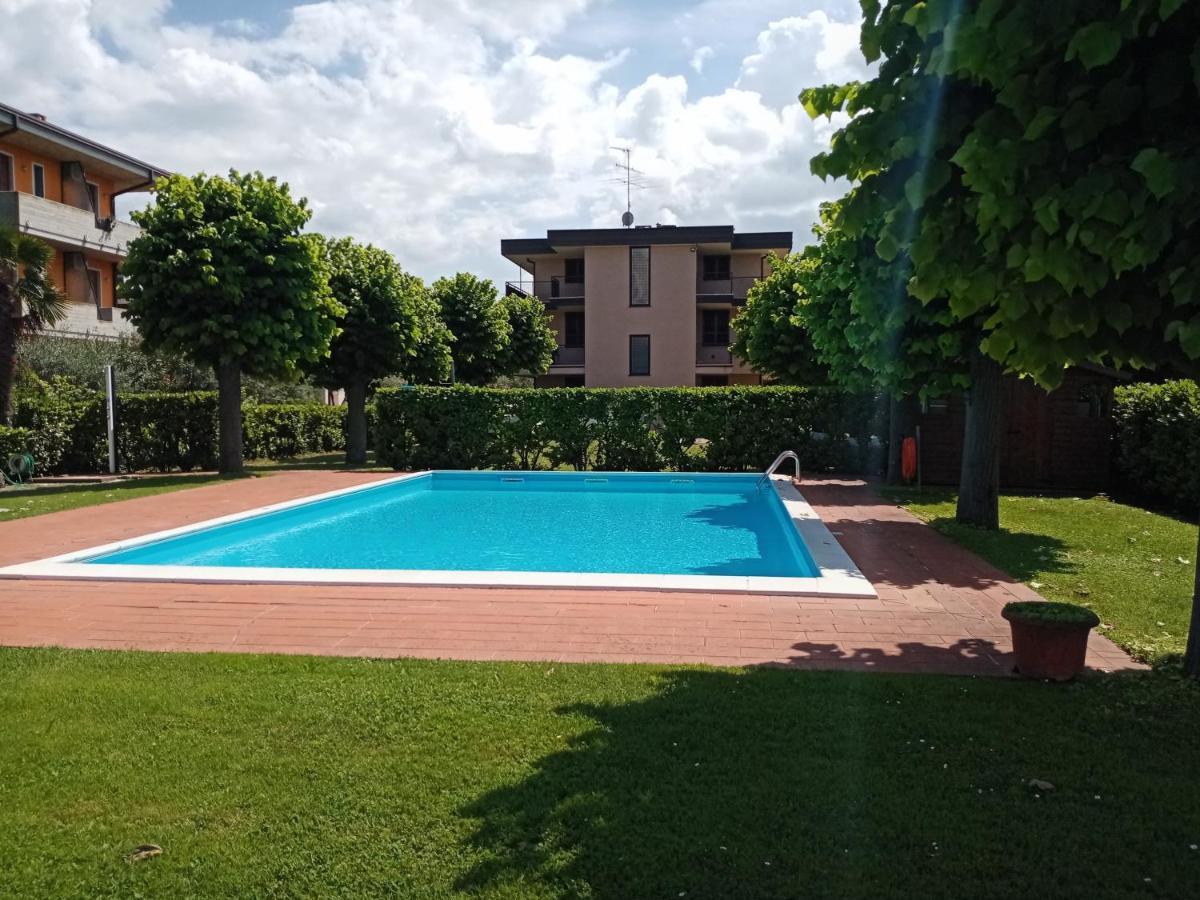 Casa Lugana 15 - Monolocale Con Piscina Fronte Lago Sirmione Bagian luar foto
