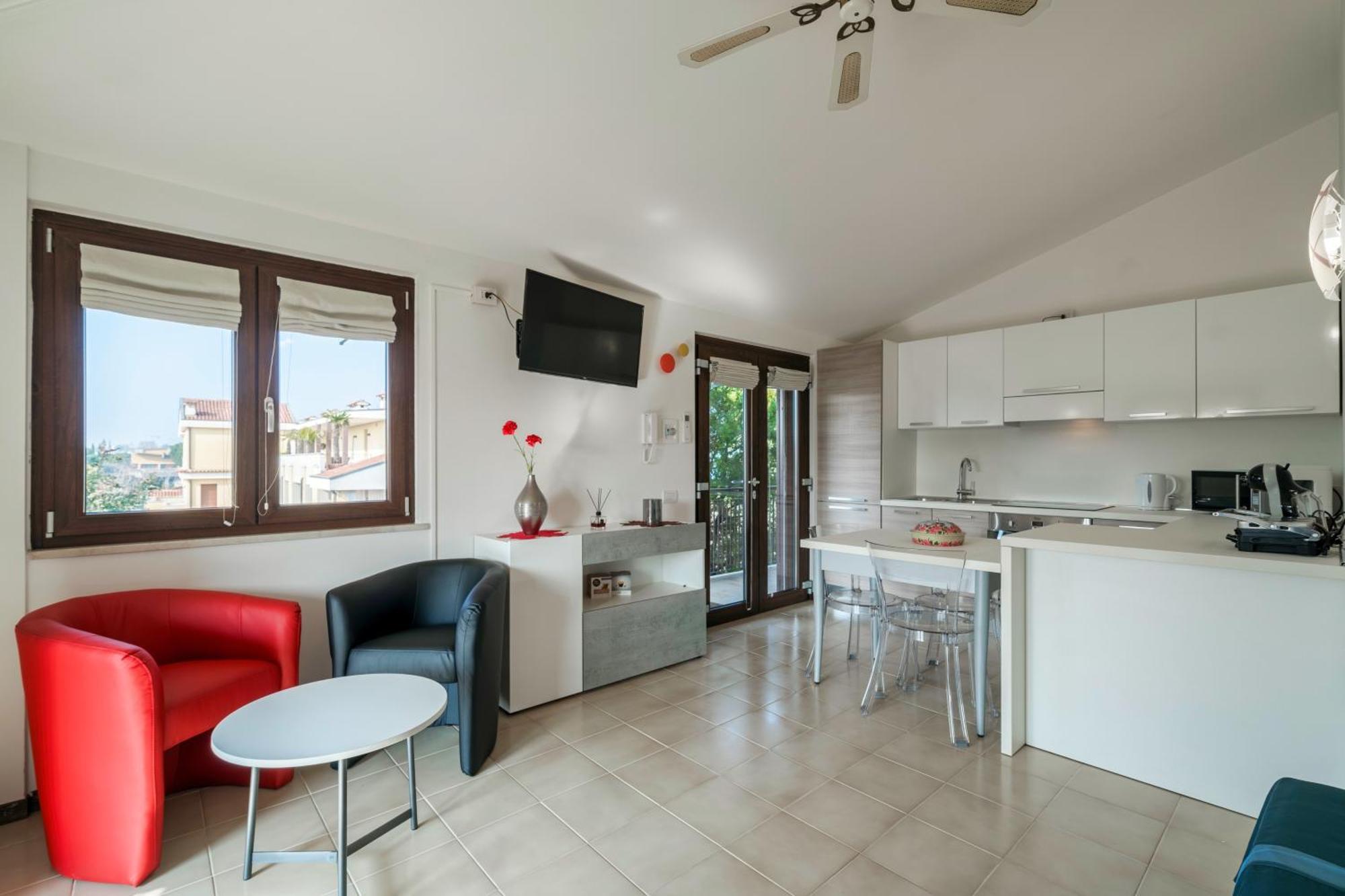 Casa Lugana 15 - Monolocale Con Piscina Fronte Lago Sirmione Bagian luar foto